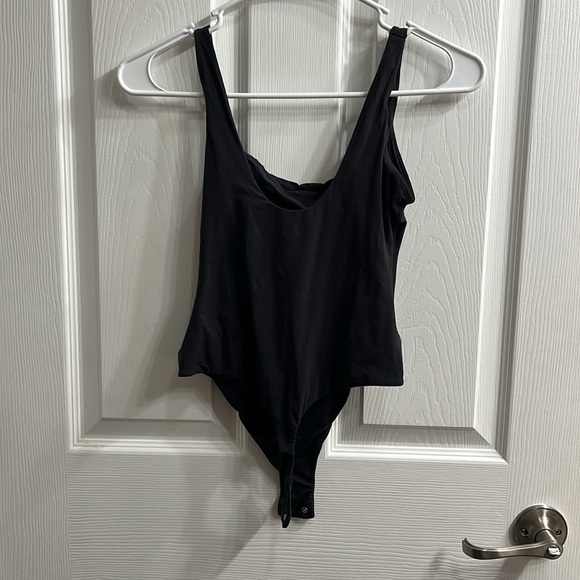 SEAMLESS SCULPT SCOOP NECK THONG BODYSUIT - Picture 3 of 3